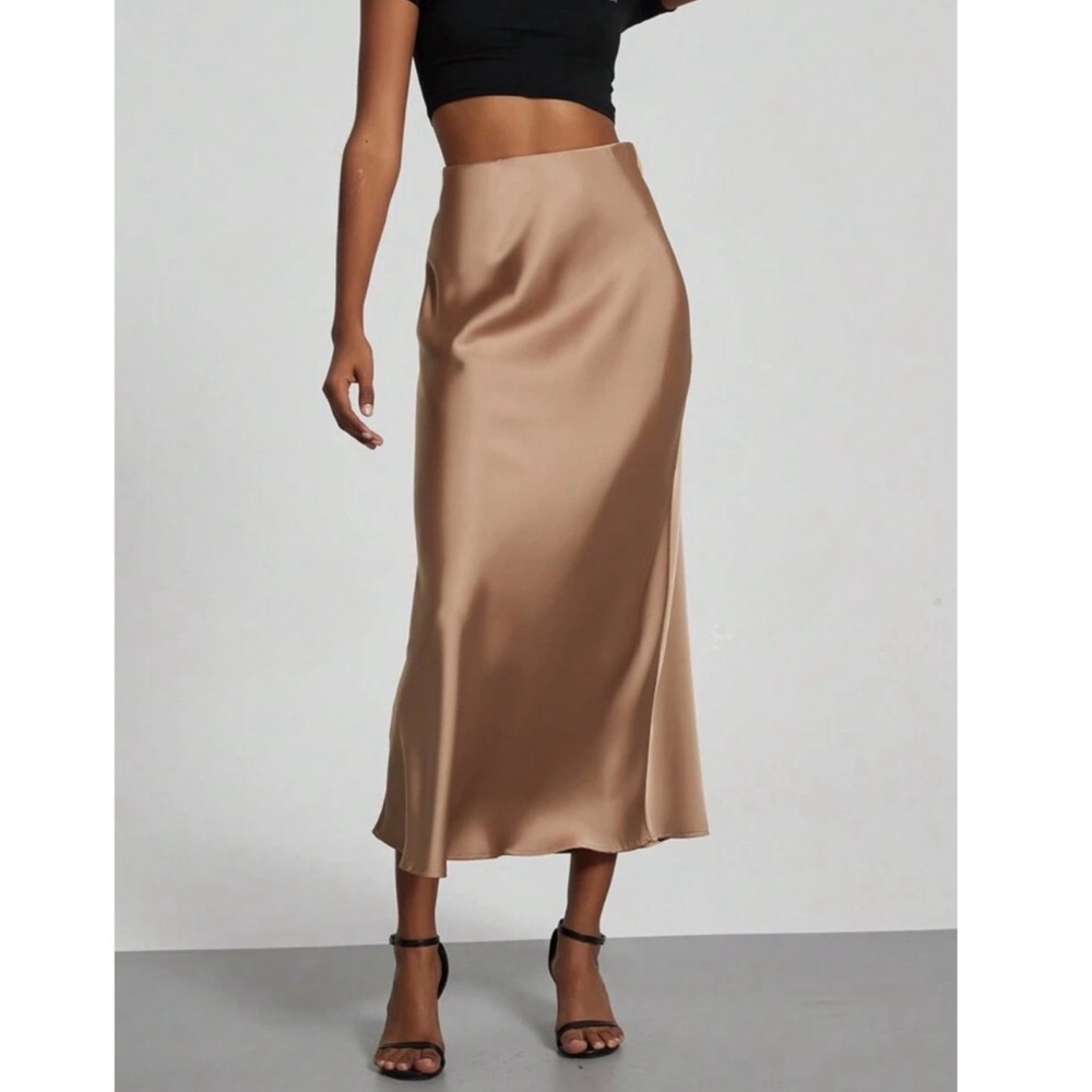 NWB - Satin Chic midi skirt in camel